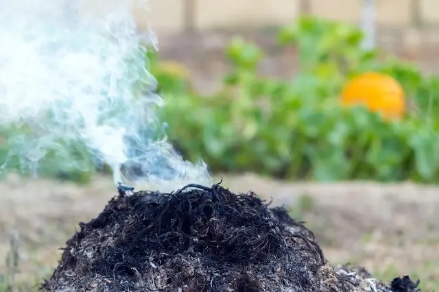 Obří hromada kompostu je časovaná bomba: Při vedru hrozí tento nebezpečný scenář