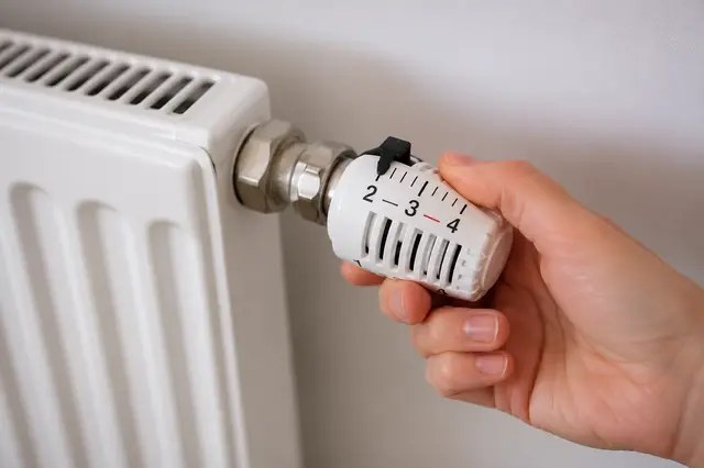 Okamžitě protočte termostatické hlavice na topení. Vyhnete se osudové podzimní poruše
